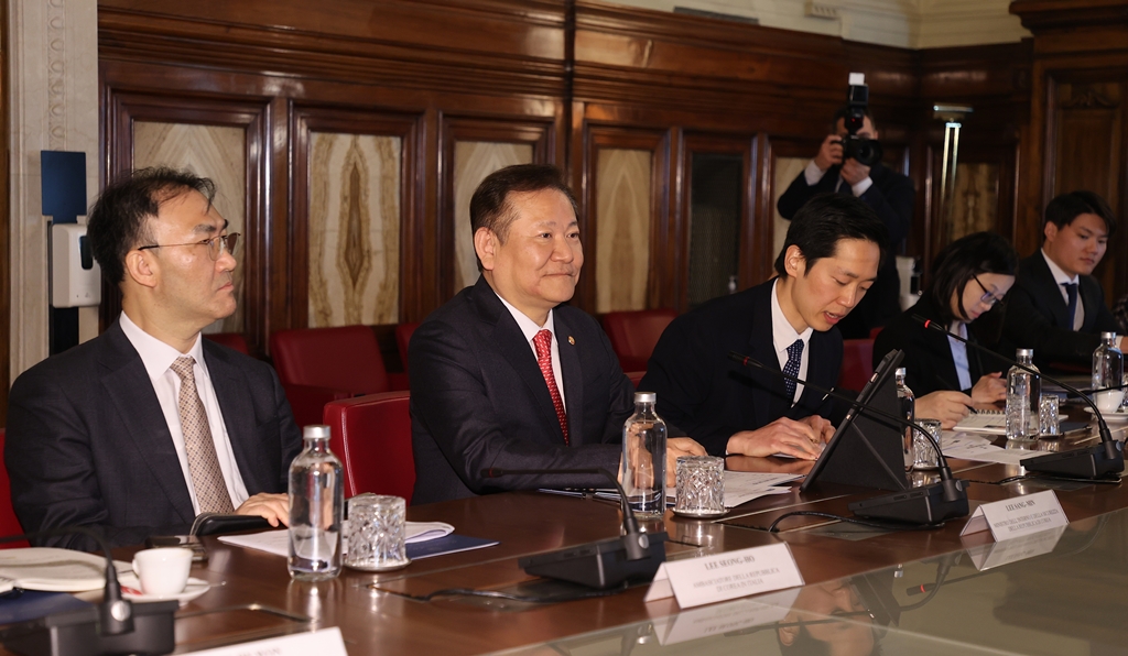 Minister of the Interior and Safety Lee Sang-min is at a meeting with Italian Interior Minister Matteo Piantedosi to discuss how to reinforce cooperation in public safety, including forensic science and narcotic crime investigations at the Ministry of the Interior in Rome, Italy, on the morning of March 7 (local time).