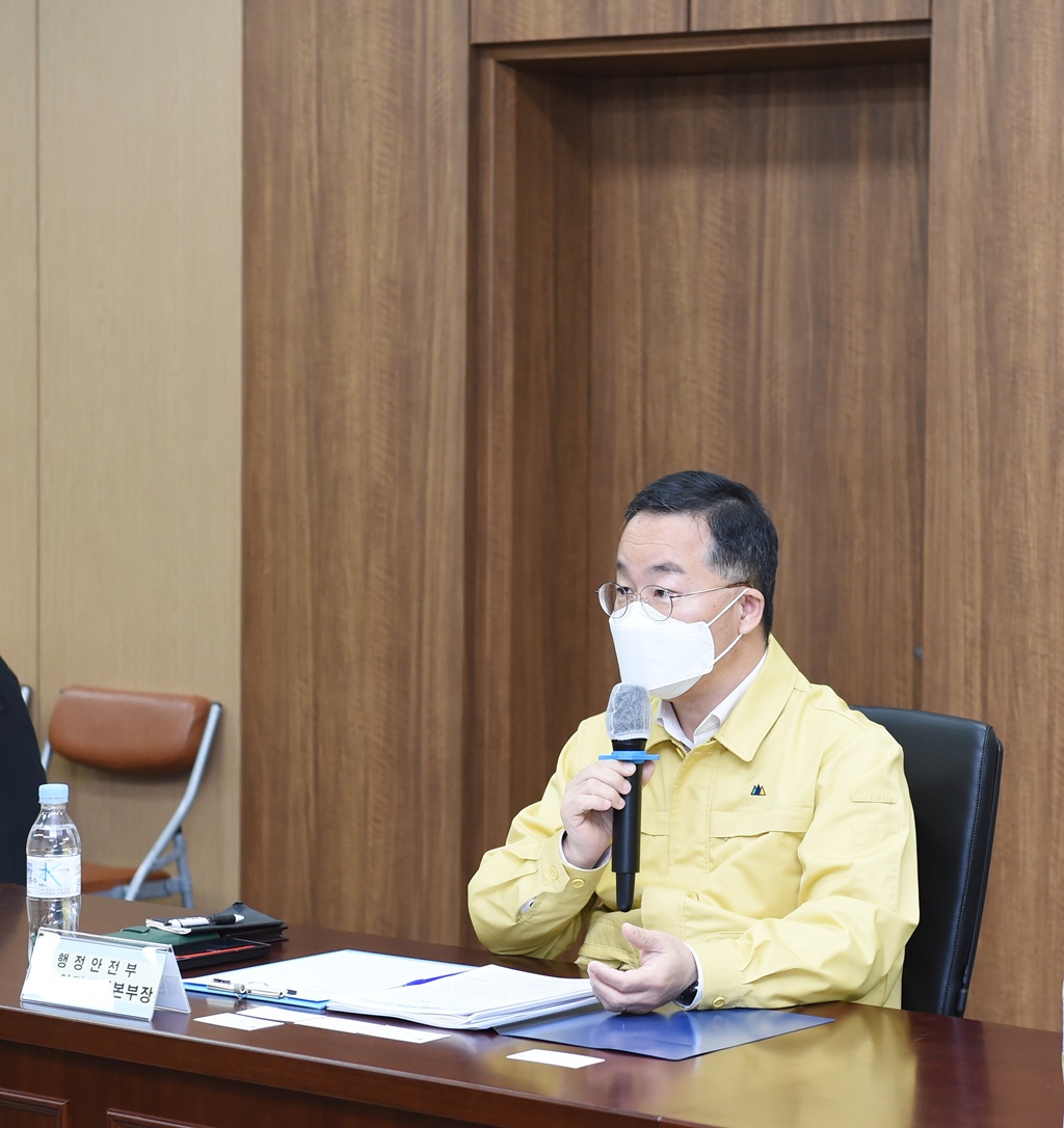 이승우 행정안전부 재난안전관리본부장은 25일 서울 마포구 의회 회의실에서 열린 「현장방역(보건소) 관계부처 및 보건소장협의회 간담회」에 참석해 인사말을 하고 있다