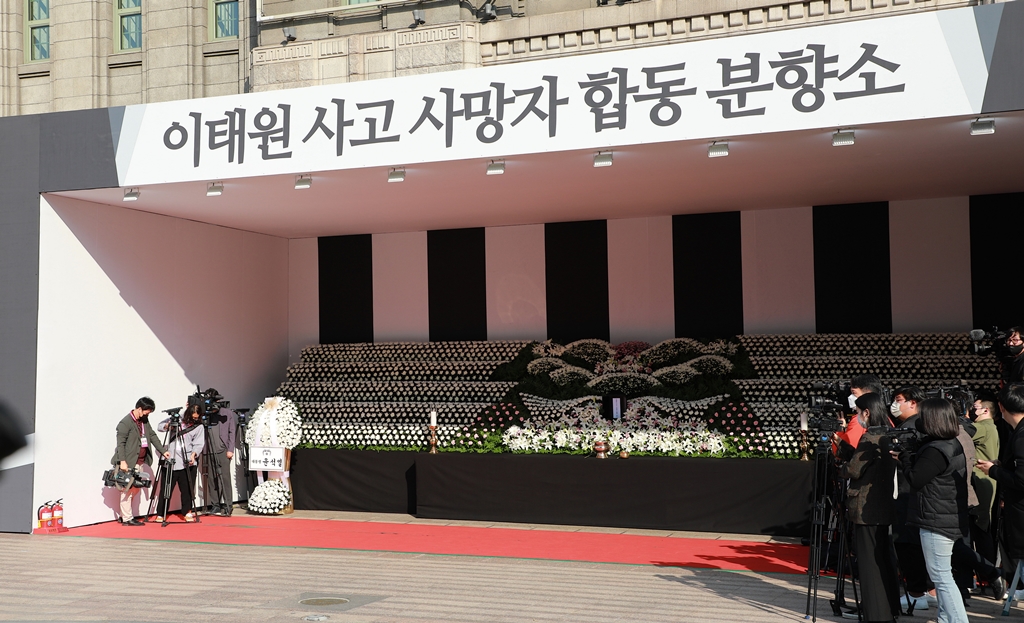 이상민 행정안전부 장관이 31일 서울 중구 서울광장에 마련된 이태원 사망자 합동분향소에서 사망자들을 추모하고 있다. 