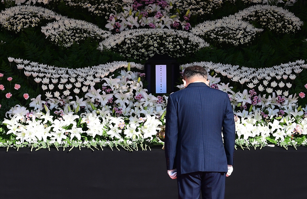 이상민 행정안전부 장관이 31일 서울 중구 서울광장에 마련된 이태원 사망자 합동분향소에서 사망자들을 추모하고 있다. 