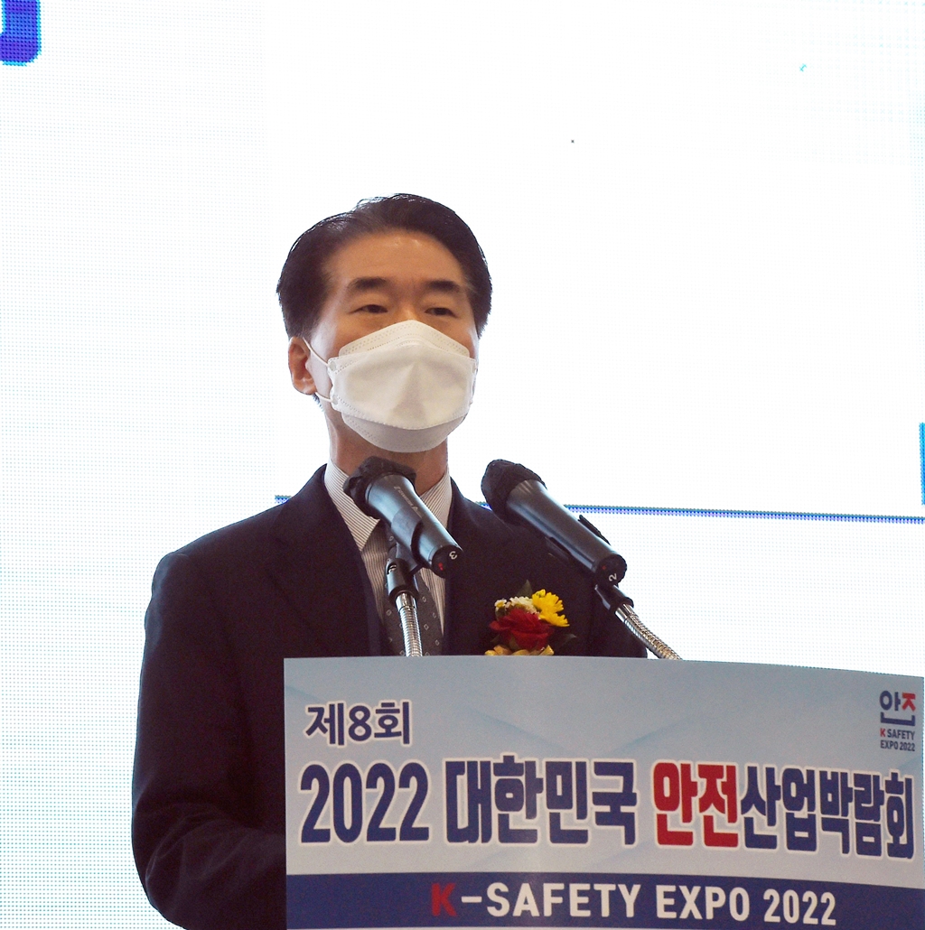 김성호 행정안전부 재난안전관리본부장이 12일 대구 엑스코에서 열린 『제8회 대한민국 안전산업박람회』에 참석해 개회사를 하고 있다