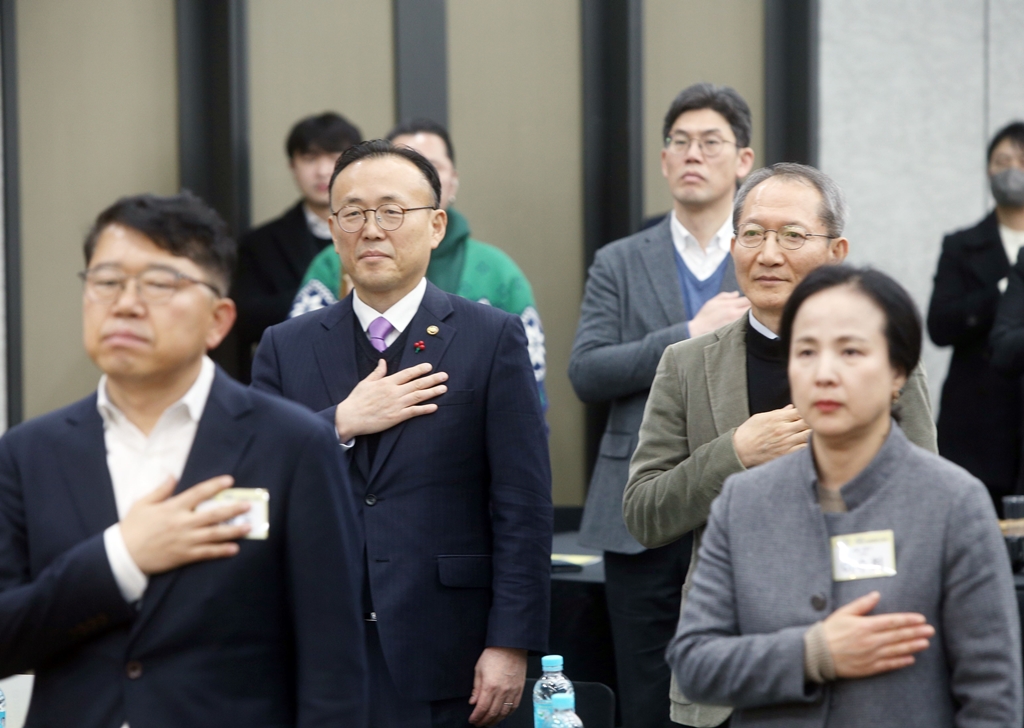 이한경 행정안전부 재난안전관리본부장(왼쪽)이 5일 서울 중구 소재 은행회관 국제회의실에서 열린 제13회 어린이 안전대상 시상식에 참석해 국민의례를 하고 있다.