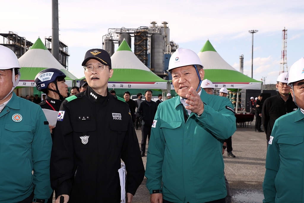 Minister of the Interior and Safety Lee Sang-min visits the site of the 'READY Korea 2nd Drill (Marine Complex Disasters)' at Yongyeon Pier, Ulsan New Port, to listen to the emergency response situation and share opinions on future support on the afternoon of the 6th.