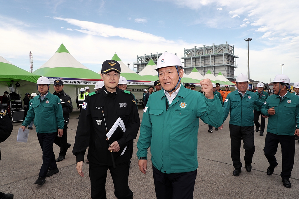 Minister of the Interior and Safety Lee Sang-min visits the site of the 'READY Korea 2nd Drill (Marine Complex Disasters)' at Yongyeon Pier, Ulsan New Port, to listen to the emergency response situation and share opinions on future support on the afternoon of the 6th.