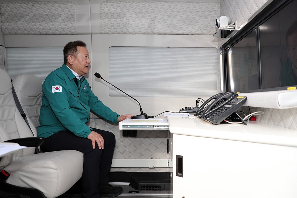 Minister of the Interior and Safety Lee Sang-min presides over a situation assessment meeting in a mobile Central Countermeasure Headquarter command vehicle at the site of the 'READY Korea 2nd Drill (Marine Complex Disasters)' at Yongyeon Pier in Ulsan New Port on the afternoon of the 6th.