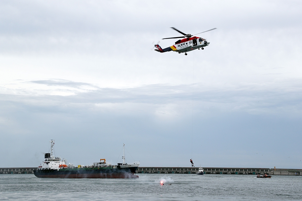 Maritime police and firefighters carry out joint rescue activities at the site of the 'READY Korea 2nd Drill (Marine Complex Disasters)' at Yongyeon Pier of Ulsan New Port on the afternoon of the 6th.