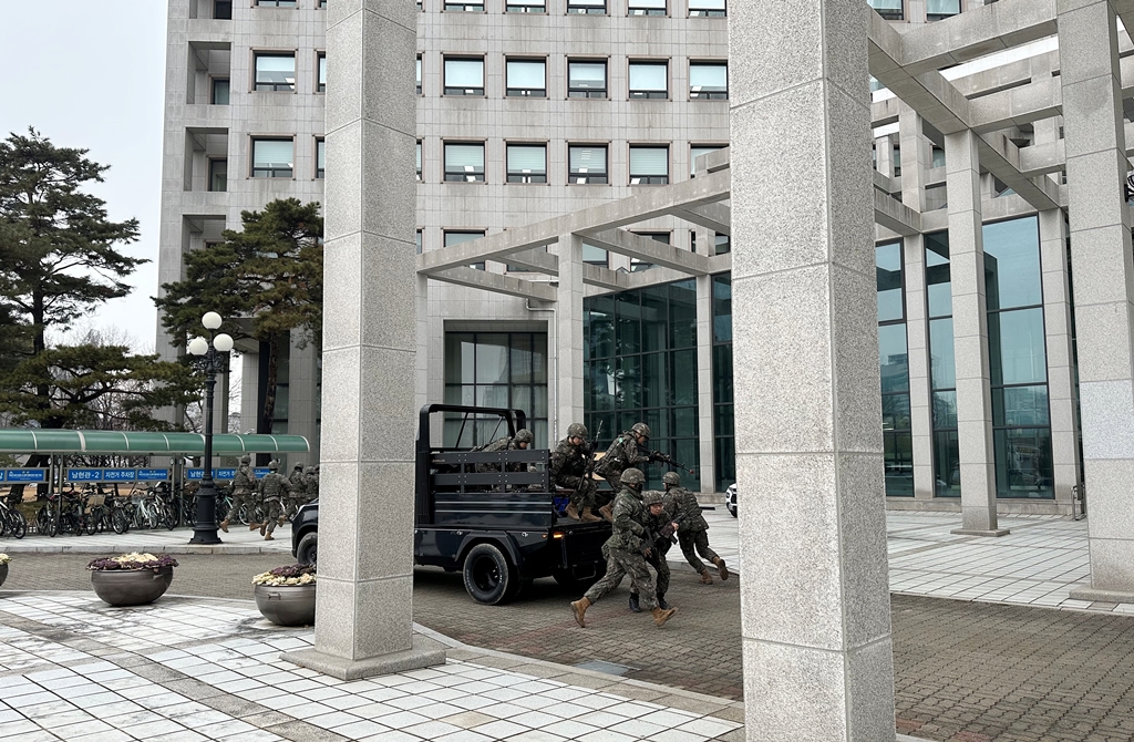 행정안전부 정부청사관리본부 대전청사관리소는 1월 18일 오후 청사 침입·테러 발생 등 비상상황 대비 유관기관 통합방호훈련을 하고 있다.