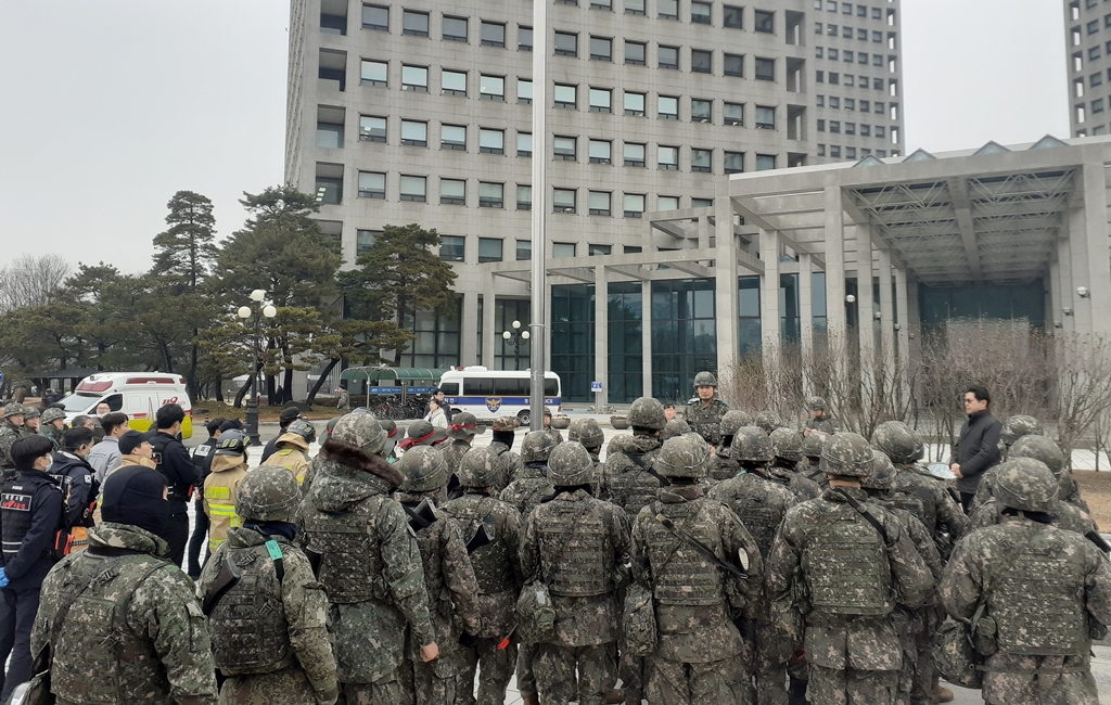 행정안전부 정부청사관리본부 대전청사관리소는 1월 18일 오후 청사 침입·테러 발생 등 비상상황 대비 유관기관 통합방호훈련을 하고 있다.