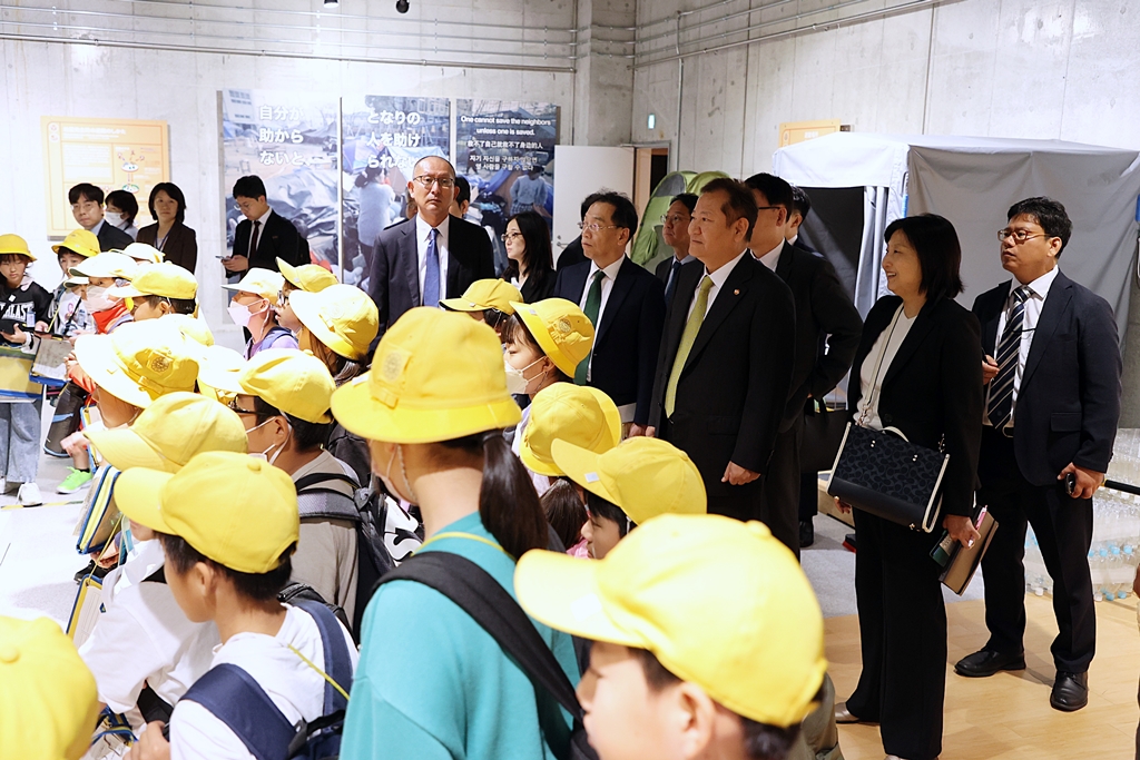 이상민 행정안전부 장관이 13일 오전 일본 도쿄 지진재난 대응 중앙부처 상황센터를 방문하여 지진체험 시연을 참관하고 있다.