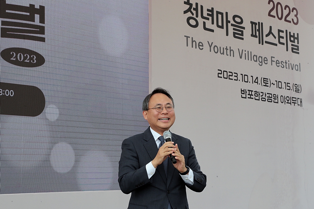 고기동 행정안전부 차관이 14일 오후 서울 반포한강공원에서 열린 '2023년 청년마을 페스티벌'에 참석해 축사를 하고 있다.