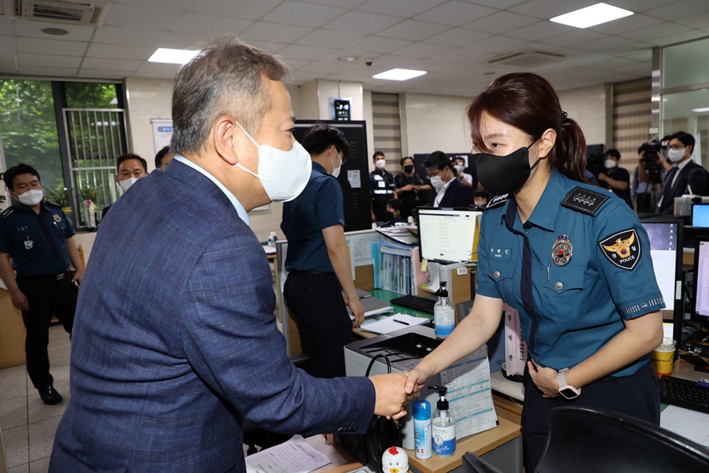Minister of the Interior and Safety, Lee Sang-min, visits the Hongik patrol division at Seoul Mapo Police Station on the afternoon of July 1 to listen to the opinions of front-line police officers on the improvement of the police system and to encourage police officers.