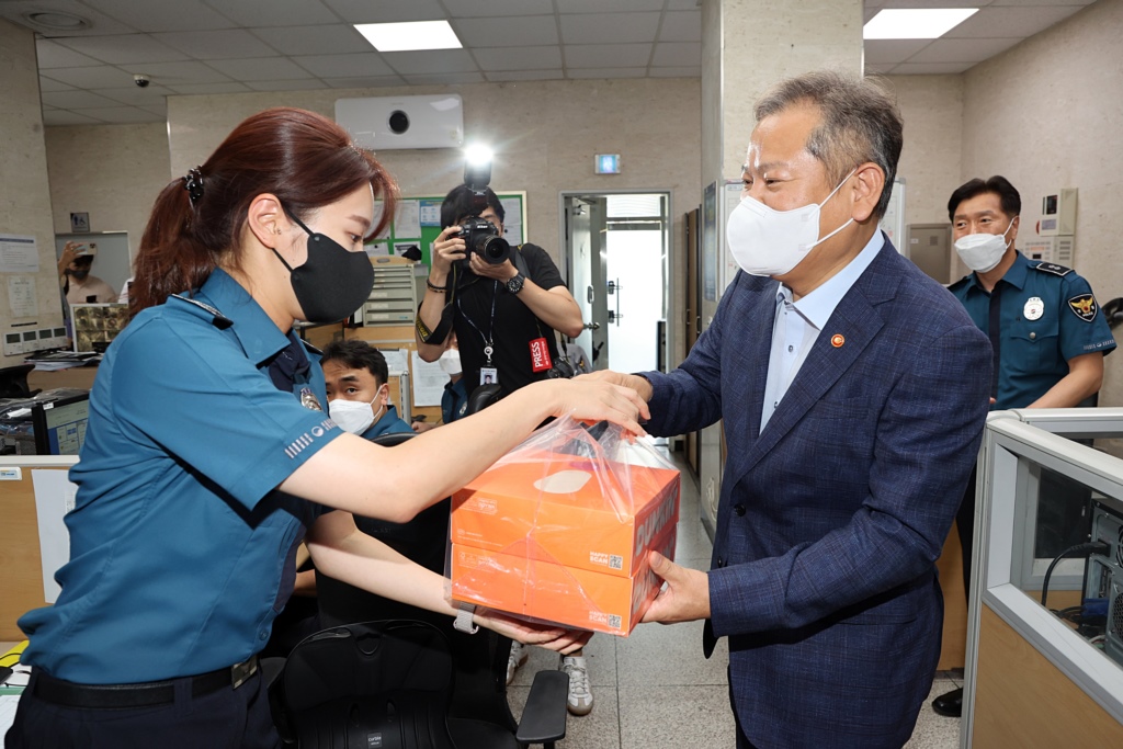 Interior Minister Lee Sang-min visits the Hongik patrol division at Seoul Mapo Police Station on the afternoon of July 1 to listen to the opinions of front-line police officers on the improvement of the police system and delivers refreshments.