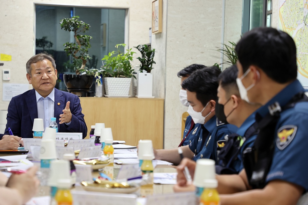 Minister Lee visits the Hongik patrol division at Seoul Mapo Police Station on the afternoon of July 1 and has a conversation with front-line police officers on the improvement of the police system.