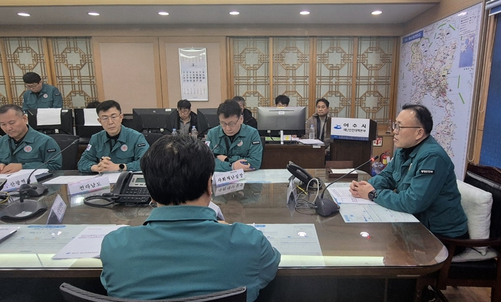 이한경 행정안전부 재난안전관리본부장이 9일 저녁(19시) 전남 여수시청 상황실에서 여수시 거문도 인근 해상에서 침몰한 대형트롤어선 제22서경호 피해자 신속 구조를 위한 상황점검회의를 주재하고 있다.