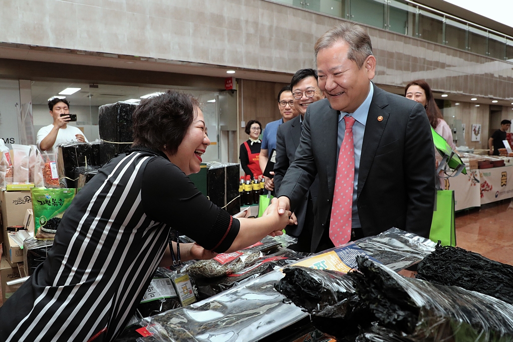 Minister of the Interior and Safety Lee Sang-min visits 'Chuseol Farmers' Market' in the lobby of the Government Complex Seoul, Sejong-daero, Jongno-gu, Seoul, on the afternoon of the 19th and talks with vendors while purchasing gifts for his staff.