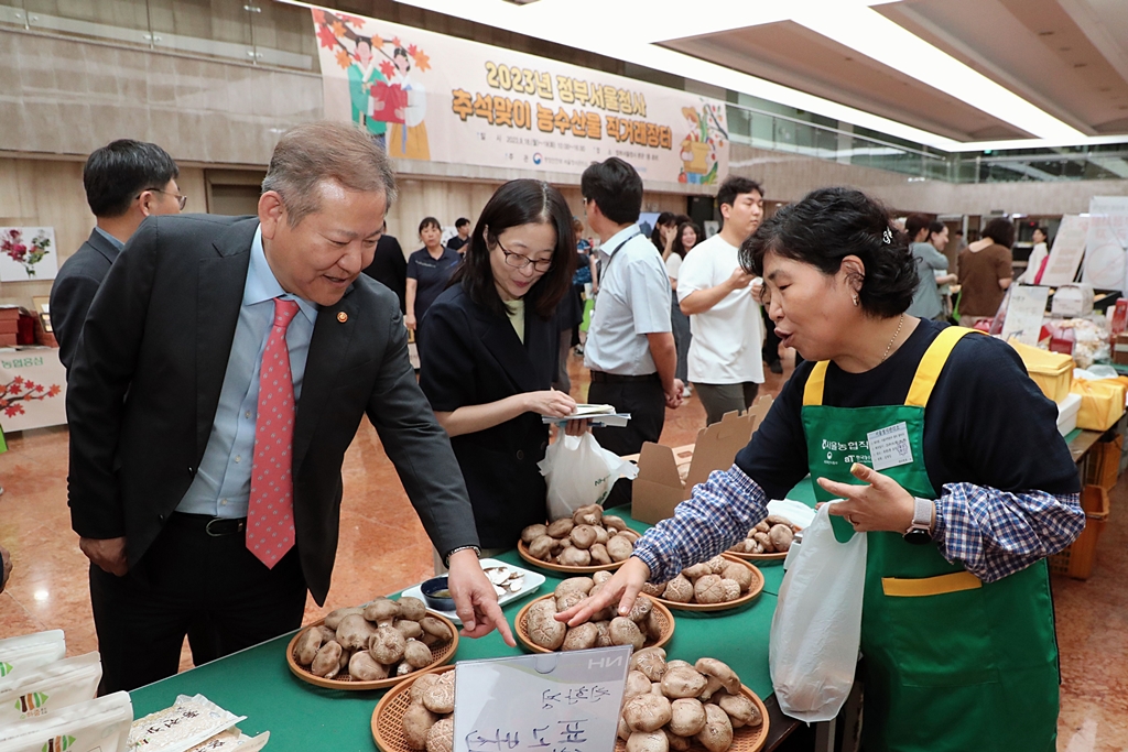Minister of the Interior and Safety Lee Sang-min visits 'Chuseol Farmers' Market' in the lobby of the Government Complex Seoul, Sejong-daero, Jongno-gu, Seoul, on the afternoon of the 19th and talks with vendors while purchasing gifts for his staff.