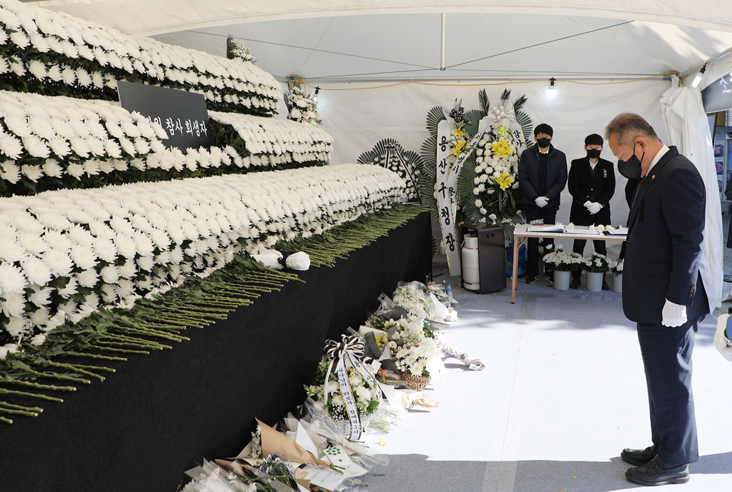 이상민 행정안전부 장관이 4일 오전 서울 용산구 녹사평역광장에 마련된 이태원 사고 합동분향소에서 사망자들을 추모하고 있다. 