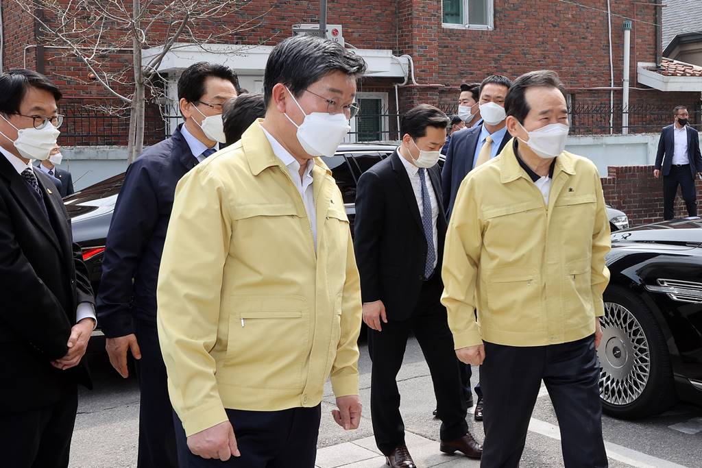 전해철 장관이 26일 서울 종로구보건소를 방문하여 코로나19 예방접종 현장을 점검하고 있다.