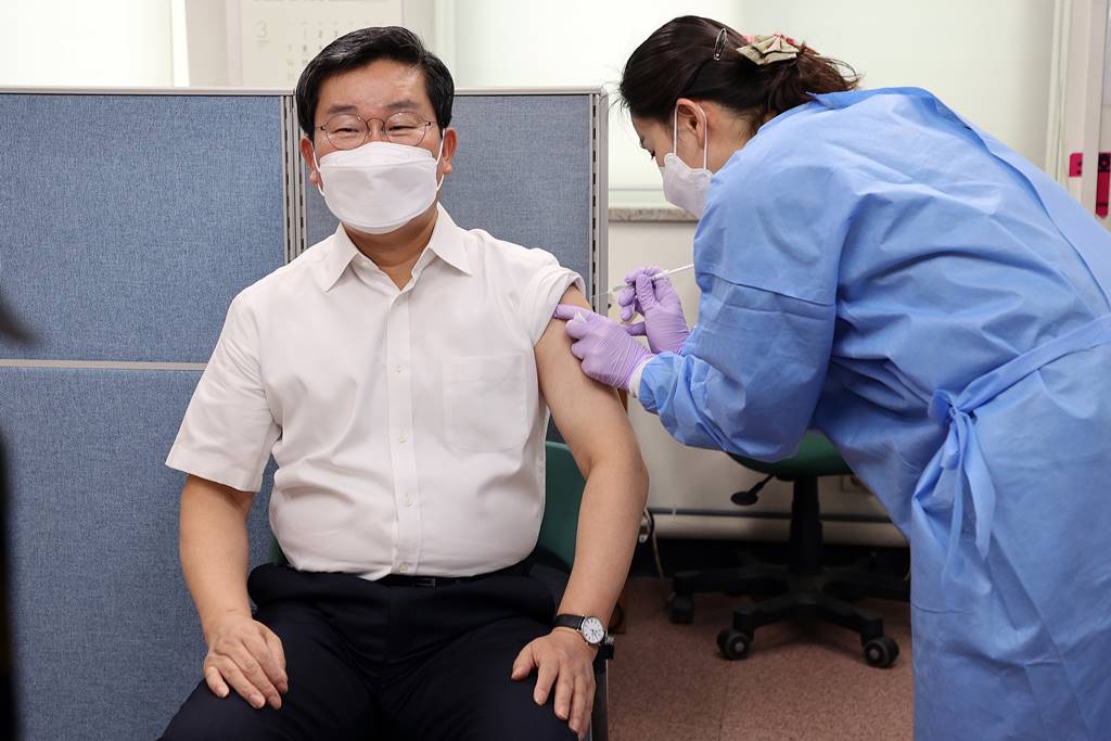 전해철 장관이 26일 서울 종로구보건소에서 아스트라제네카(AZ)사의 신종 코로나바이러스 감염증(코로나19) 백신을 맞고 있다.