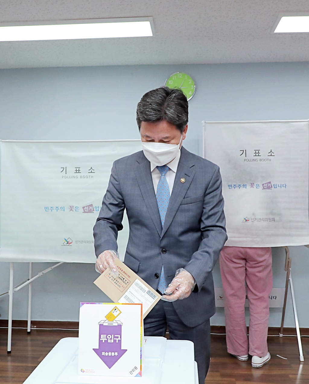 한창섭 행정안전부 차관이 27일 오후 서울시 용산구 남영동 주민센터에 마련된 '제8회 전국동시지방선거' 사전투표소를 찾아 투표하고 있다.