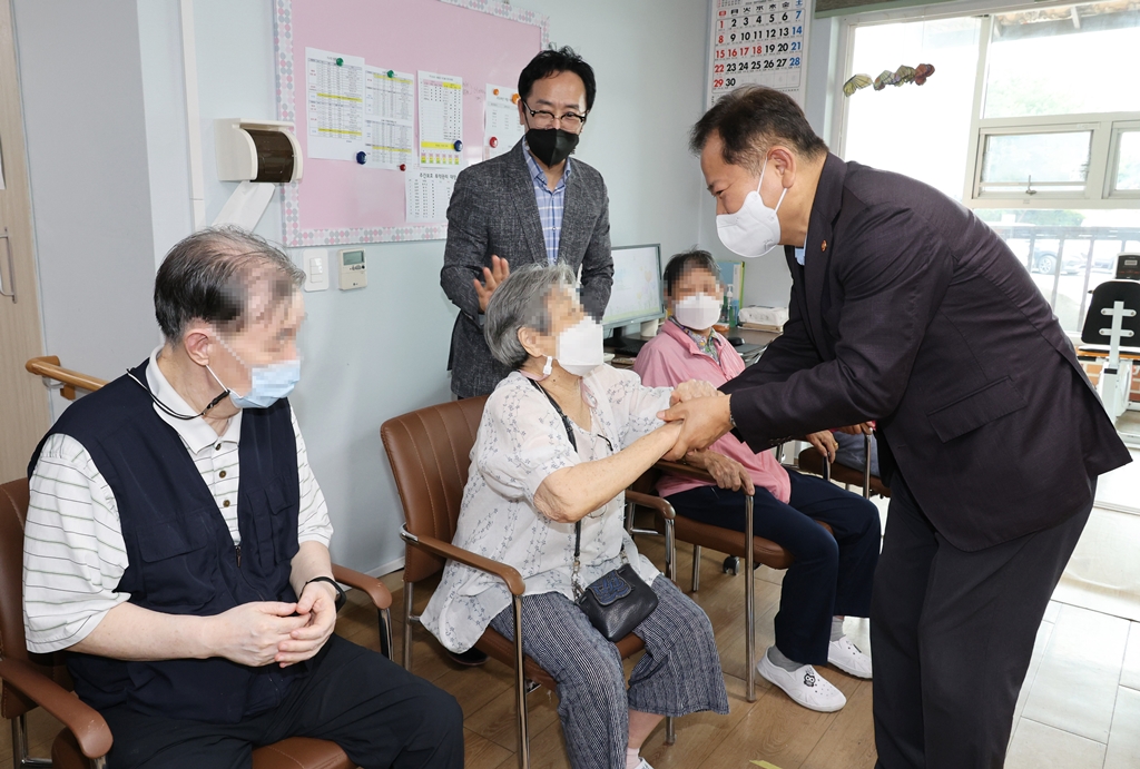 이상민 행정안전부 장관이 13일 오전  추석 명절을 앞두고 경기 평택 소재 반지마을요양원을 방문해 신체활동 프로그램 참여자들과 대화를 하고 있다.