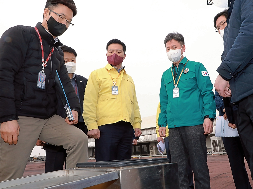 한창섭 행정안전부 차관이 12일 오후 한국공항공사 김포공항 국제여객청사를 찾아 지진가속도계측기를 점검하고 있다.