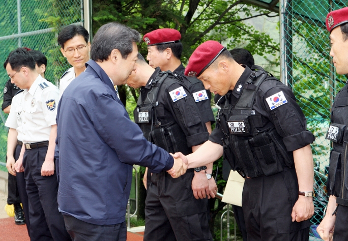 맹형규 장관, 경찰특공대 방문 격려