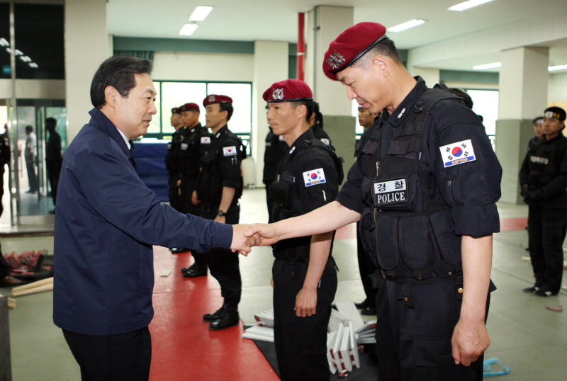 맹형규 장관, 경찰특공대 방문 격려