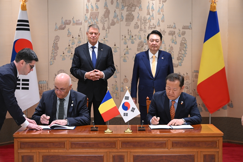 On April 23, Minister of the Interior and Safety Lee Sang-min signs an MOU with Romanian State Secretary of Internal Affairs Raed Arafat for cooperation in disaster management at the "Agreement and MOU Signing Ceremony" held on the sidelines of the Korea-Romania Summit.
