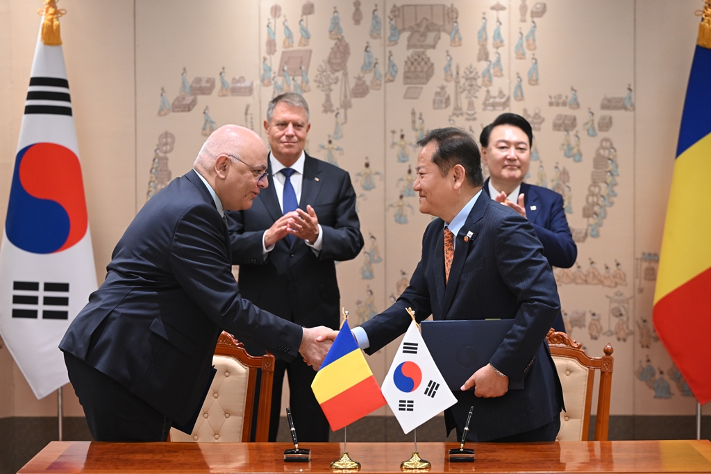 Minister of the Interior and Safety Lee Sang-min shakes hands with Romanian State Secretary of Internal Affairs Raed Arafat after signing an MOU on cooperation in disaster management at the "Agreement and MOU Signing Ceremony" held on the sidelines of the Korea-Romania Summit on April 23.