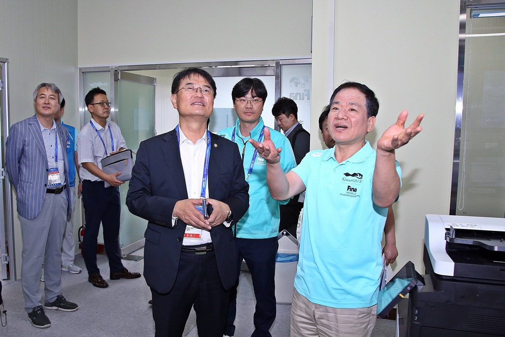 19일 광주세계수영선수권대회 종합상황실을 방문한 윤종인 차관이 관계자들과 이야기를 나누고 있다.