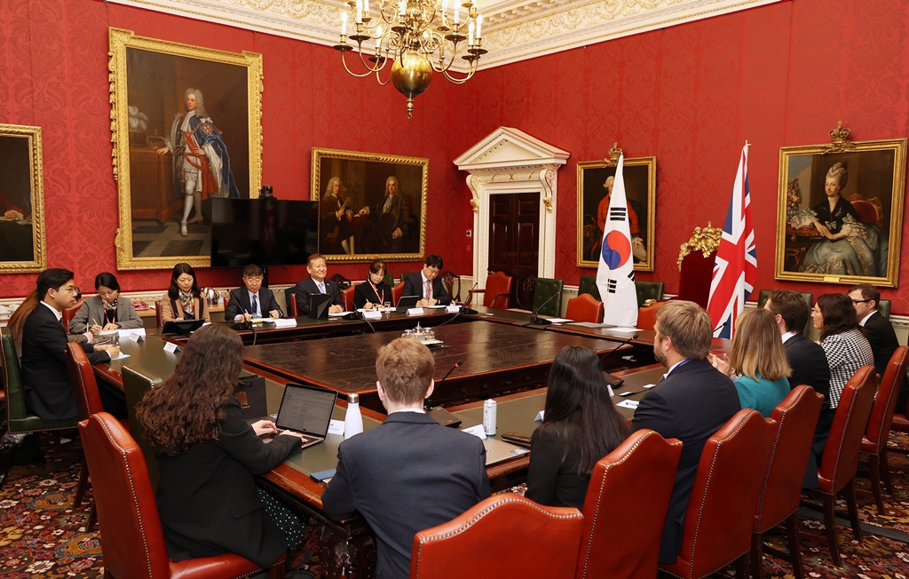 Minister of the Interior and Safety Lee Sang-min delivers remarks at the signing ceremony of the Memorandum of Understanding (MOU) on Digital Government Cooperation between the Republic of Korea and the United Kingdom at the Cabinet Office in London on the 22nd (local time).