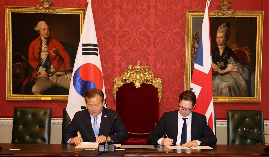 Minister Lee Sang-min and Minister Alex Burghart for Digital Government at the UK Cabinet Office sign an MOU on 'ROK-UK Digital Government Cooperation' at the Cabinet Office in London on the 22nd (local time).