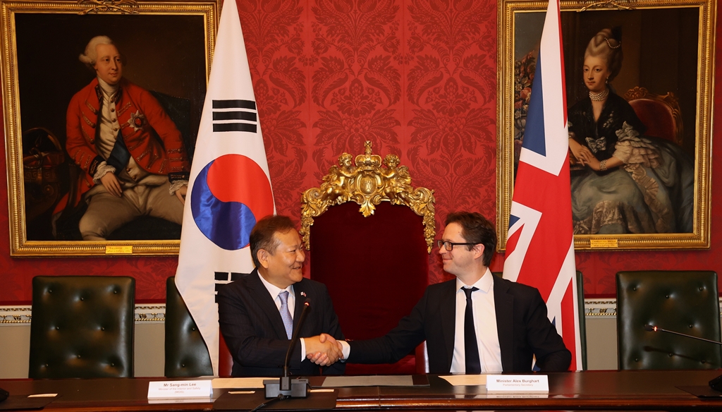 Minister Lee Sang-min and Minister Alex Burghart pose for a photo after signing an MOU on 'ROK-UK Digital Government Cooperation' at the Cabinet Office in London on the 22nd (local time).