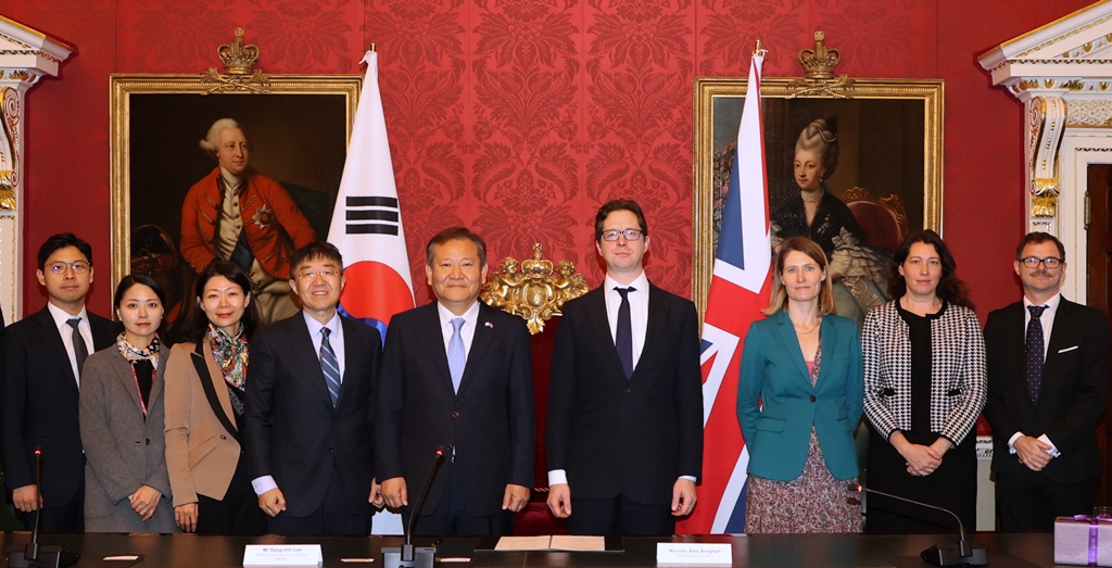 Minister Lee Sang-min and Minister Alex Burghart pose for a photo after signing an MOU on 'ROK-UK Digital Government Cooperation' at the Cabinet Office in London on the 22nd (local time).