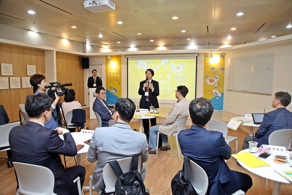 김동욱 서울대학교 교수(자문단장)가 10일 정부서울청사 열린소통포럼에서 열린 '제3회 디지털 공공서비스 혁신포럼'에 참석해 인사말을 하고 있다.
