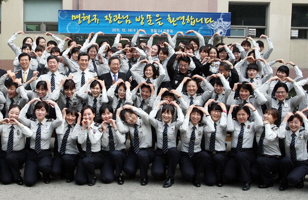 맹형규 행정안전부 장관, 여자 경찰기동대 방문