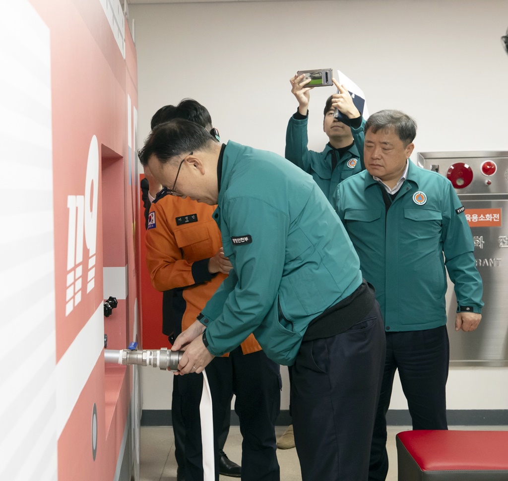 이한경 행정안전부 재난안전관리본부장이 12일 경기도 오산시의 국민안전체험관을 방문해 화재(연기)대피 체험하고 있다.