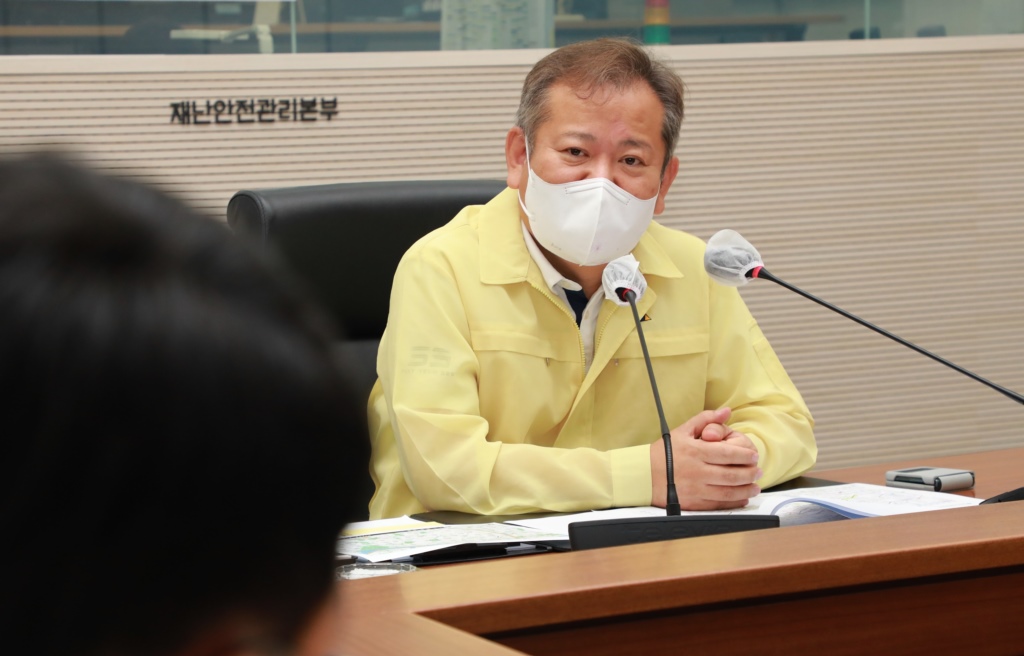 Lee Sang-min, Interior and Safety Minister, presides over a situation inspection meeting for heavy rainfall damage at the Central Disaster and Safety Countermeasures Headquarters of the Government Complex Sejong 2 on the 8th.