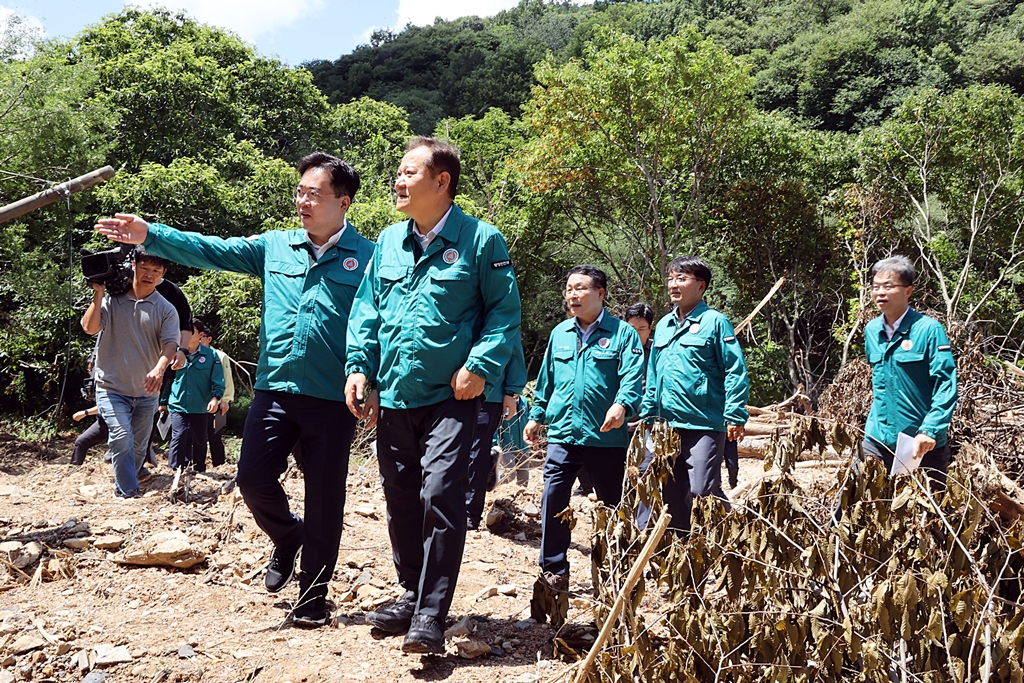 이상민 행정안전부 장관이 24일 오전 호우 피해를 입은 전북 익산시 웅포면 함라산 산사태 피해 현장을 점검하고 있다.