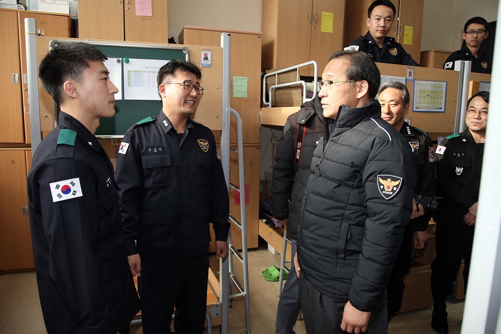홍윤식 장관, 기동본부 의경·현장경찰 격려