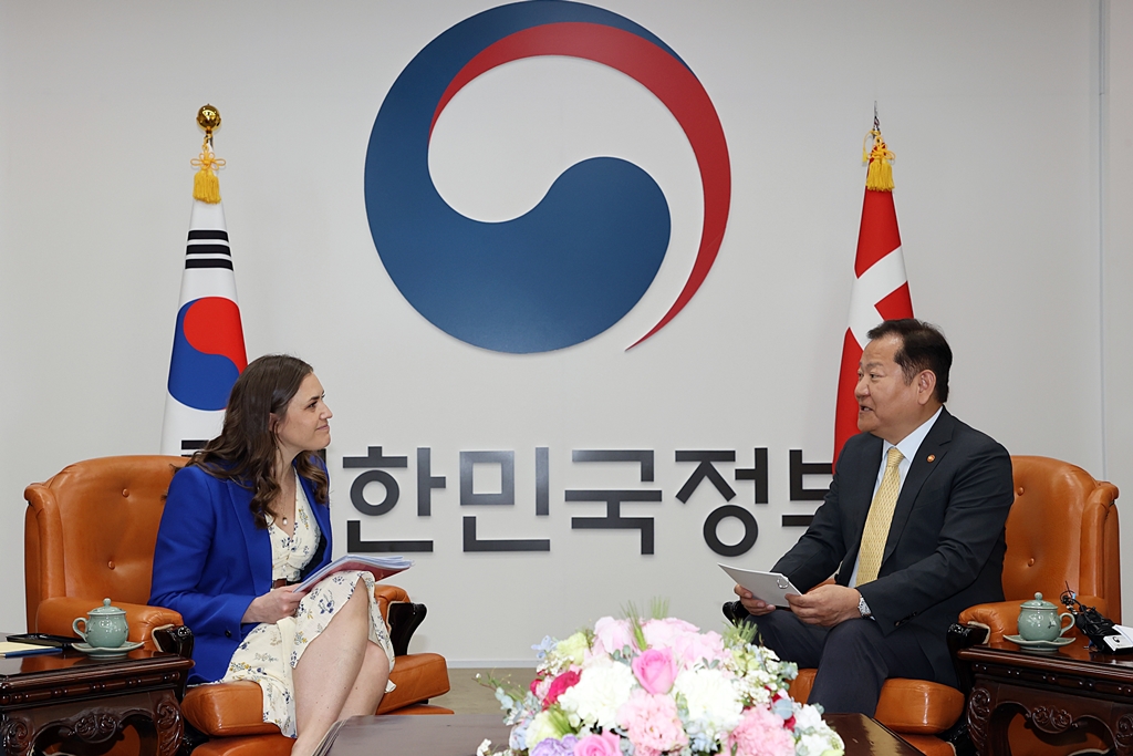 On the morning of the 25th, Minister of the Interior and Safety, Lee Sang-min, met with Danish Minister of Digital Government and Gender Equality, Marie Bjerre, at the Government Complex Seoul in Jongno-gu, to discuss ways to revitalize the Digital Nations between Korea and Denmark, and to share Korea's open public data policy with the Danish delegation.