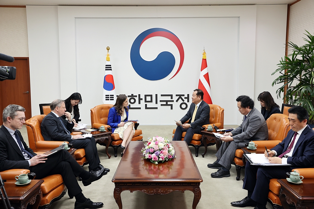 On the morning of the 25th, Minister of the Interior and Safety, Lee Sang-min, met with Danish Minister of Digital Government and Gender Equality, Marie Bjerre, at the Government Complex Seoul in Jongno-gu, to discuss ways to revitalize the Digital Nations between Korea and Denmark, and to share Korea's open public data policy with the Danish delegation.