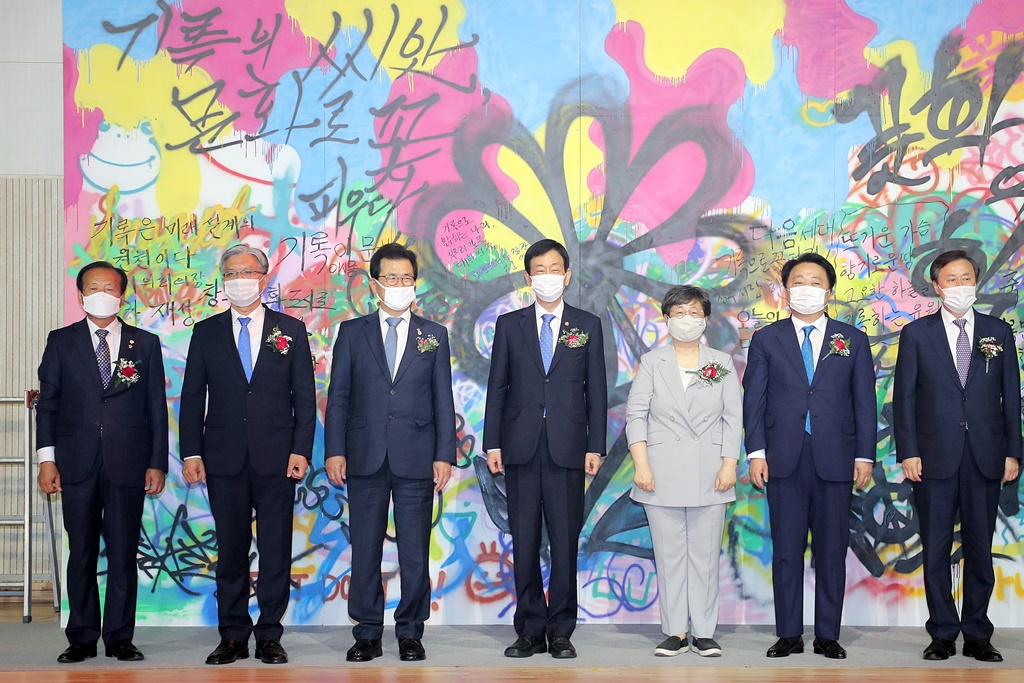 진영 장관이 9일 오후 충북 청주시 문화제조창C에서 열린 '2020년 기록의 날' 기념식에서 축사하고 있다.