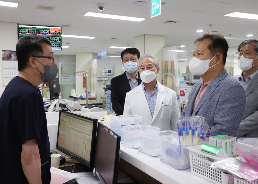 이상민 행정안전부 장관이 16일 오전 충북 청주 소재 충주의료원을 방문해 추석 연휴기간 중 충주의료원 비상진료체계 운영현황 점검을 하고 있다.