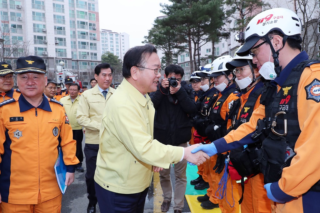 민방위의 날인 20일 오후 화재 대피훈련이 실시된 경기 의왕시 아파트단지(포일숲속마을 2단지)에서 김부겸 장관이 훈련에 참여하고 있다.