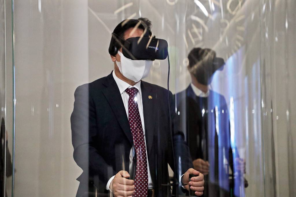 고규창 행정안전부 차관이 10일 오후 서울시 중구 SKT타워 미래기술 체험관을 찾아 VR 드론체험을 하고 있다.