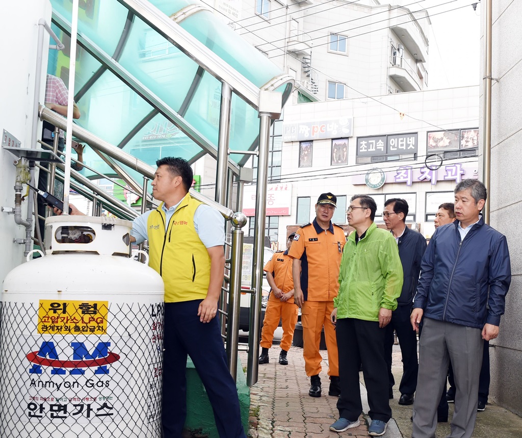 김계조 재난안전관리본부장이 추석을 앞둔 11일 태안군 안면읍에 위치한 수산시장을 찾아 소방시설을 점검하고 화재 예방을 당부하였다. 