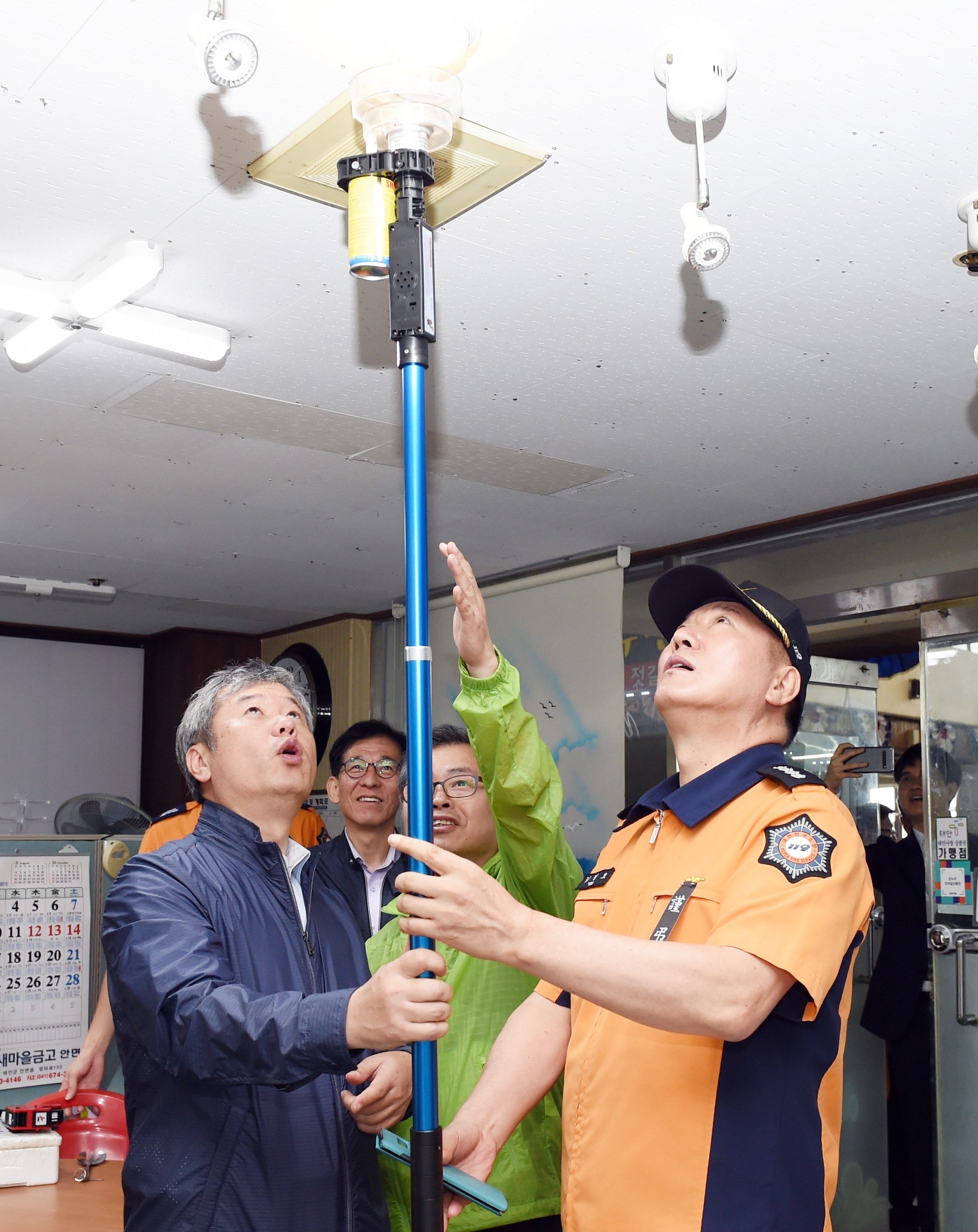 김계조 재난안전관리본부장이 추석을 앞둔 11일 태안군 안면읍에 위치한 수산시장을 찾아 소방시설을 점검하고 화재 예방을 당부하였다. 