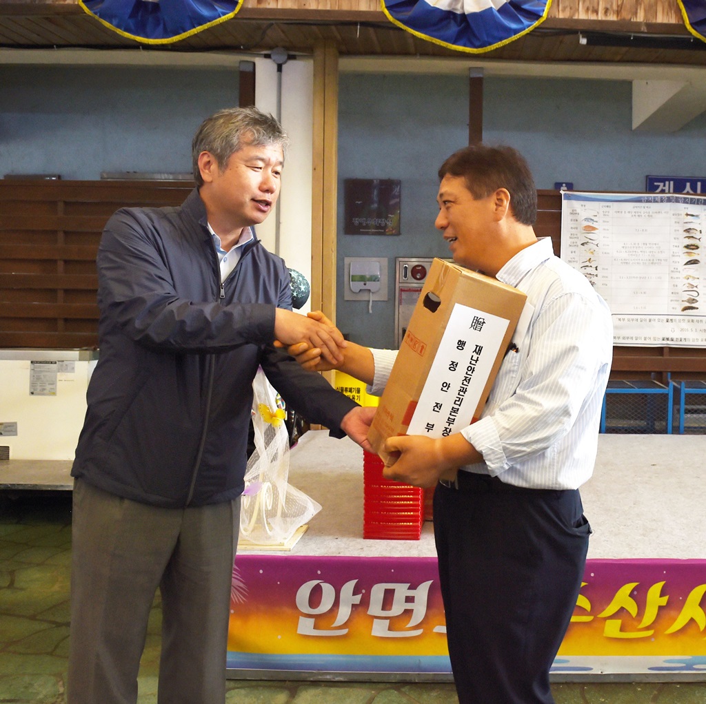 김계조 재난안전관리본부장이 추석을 앞둔 11일 태안군 안면읍에 위치한 수산시장을 방문해 상인대표에게 소화기 100개를 전달하였다.